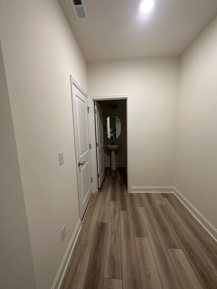 Building Photo - 38 Nailsworth St