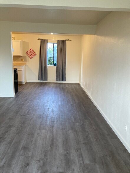 Building Photo - 106 E 6th St