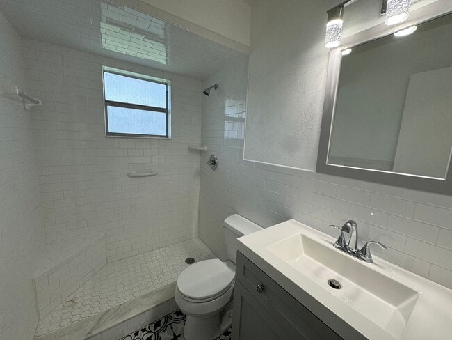 Building Photo - Adorable 2/1/1 nestled on an acre