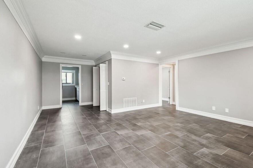 Building Photo - 2942 W Bay Dr