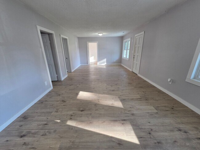 Building Photo - Charming 3-Bedroom Ranch Home with Fenced ...