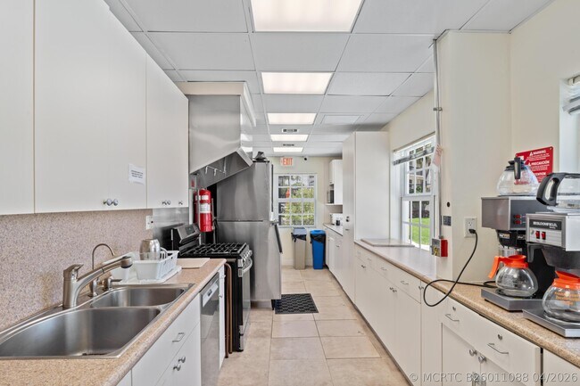 Building Photo - 2871 N Ocean Blvd