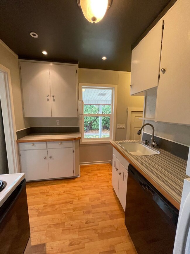Building Photo - 2 bd., 1 bath with extra bonus finished ba...