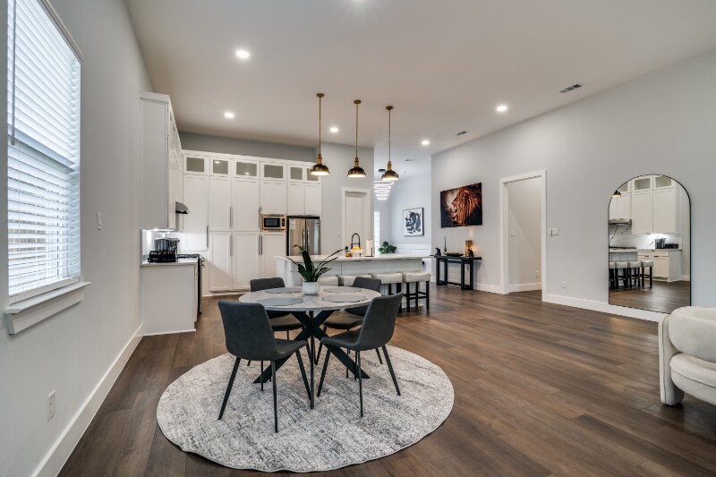 Building Photo - 1010 W Avenue F