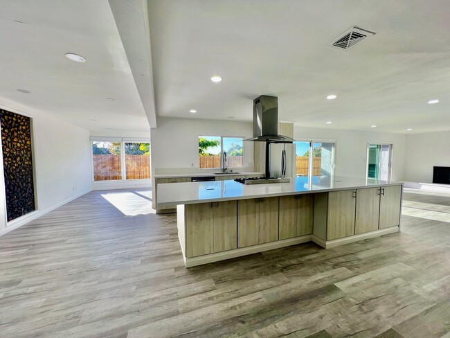 Building Photo - North Pacific Beach 3 Bedroom 2 Bath One S...