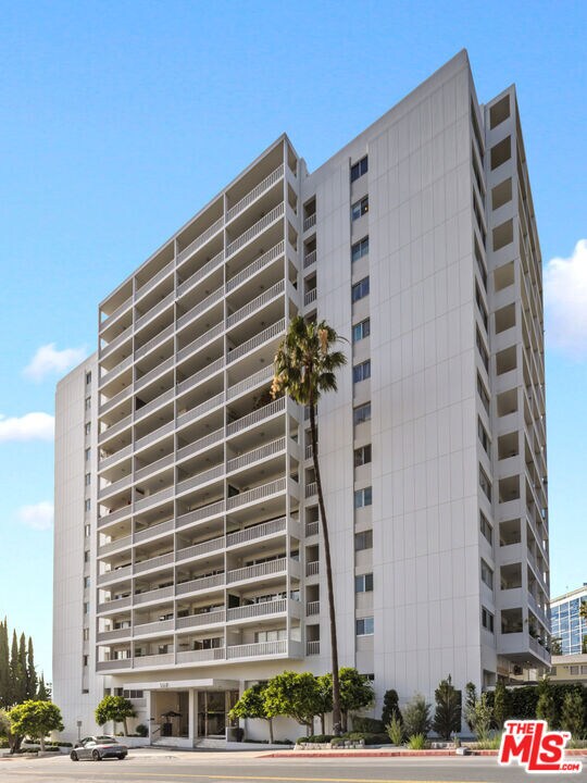 Building Photo - 999 N Doheny Dr