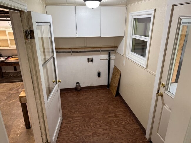 Building Photo - Updated 3 bedroom 1 bathroom house on a huge lot!