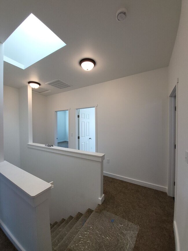 Building Photo - 683 Bryden Ave