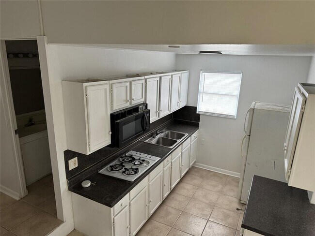Building Photo - 706 Wren Ave