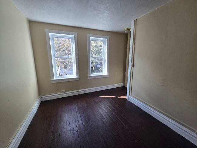 Building Photo - 528 N Jute St