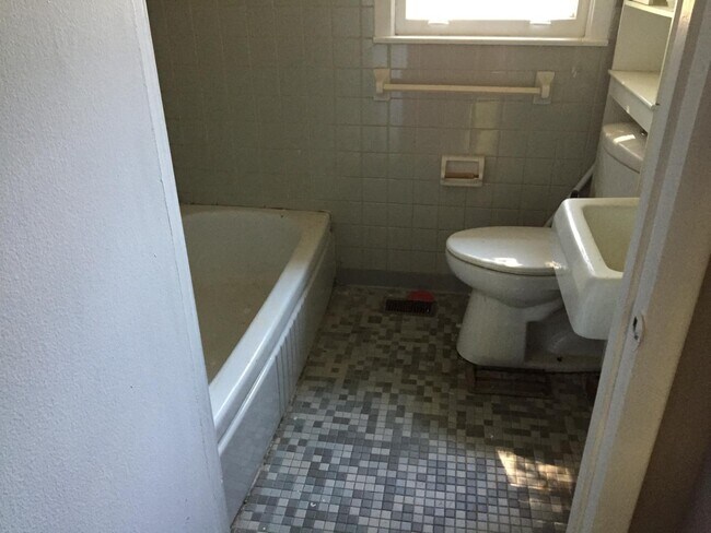 Building Photo - 897 Twin Lake Dr NE