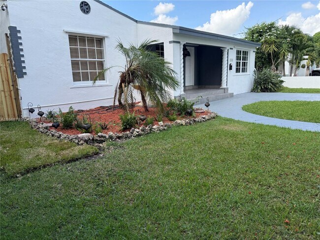 Building Photo - 4340 SW 15th St