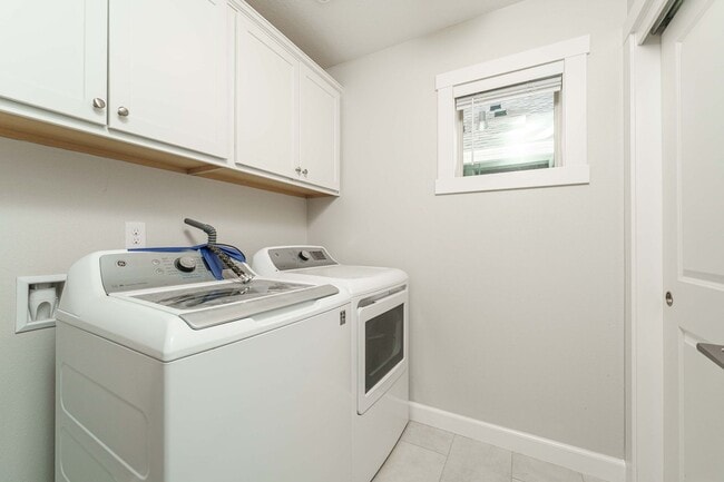 Building Photo - Desirable Salmon Creek Home Located in Lux...