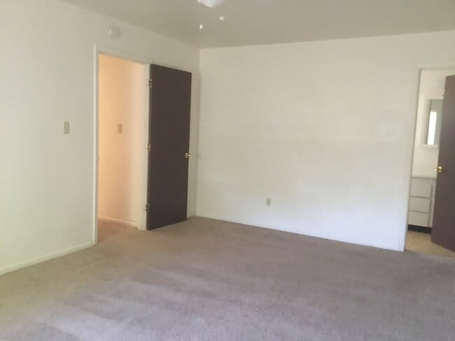 Building Photo - 1 bedroom home with fenced yard