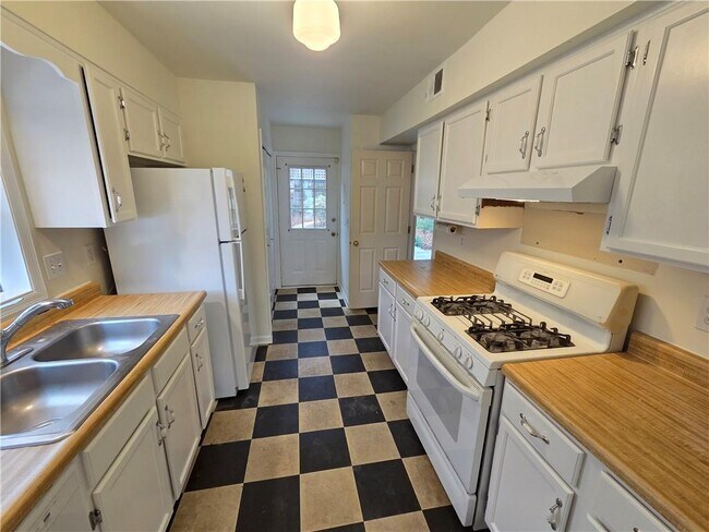 Building Photo - 8 Old Decatur Cir