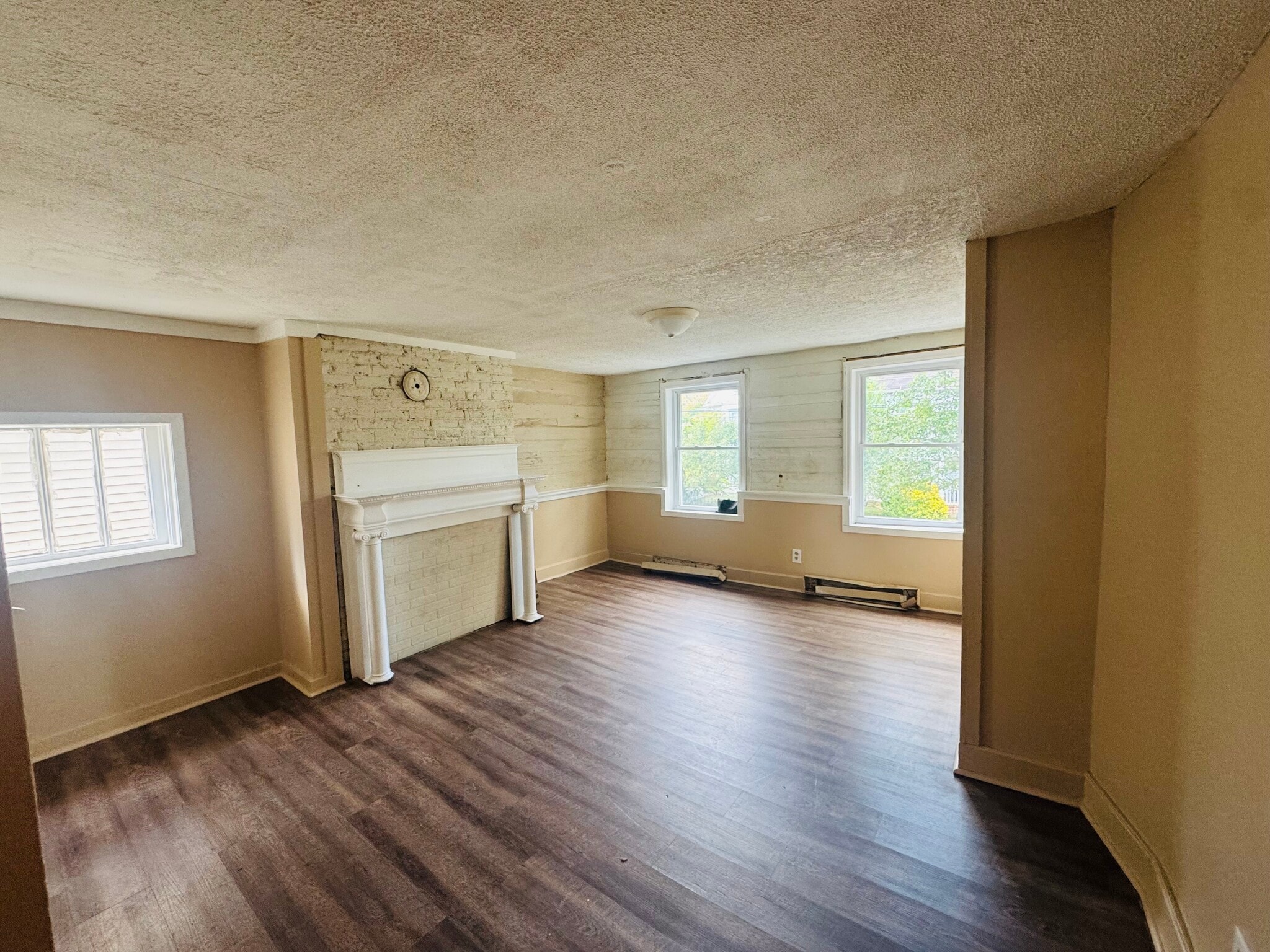 Building Photo - 321 W Race St