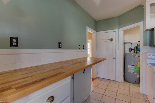 Building Photo - 407 Russell St