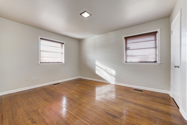 Building Photo - 5000 N Linn Ave