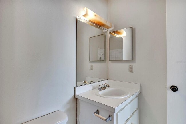 Building Photo - Comfortable & Spacious 3BR Condo with Built-In Closets and Backyard Patio in Tavares Community