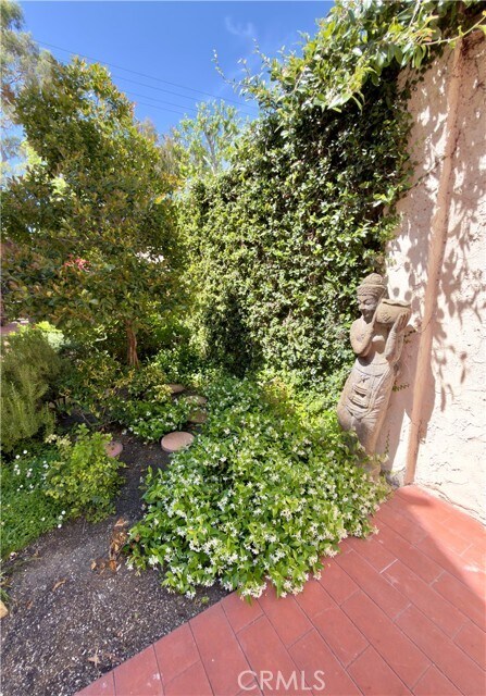 Building Photo - 327 Aster St