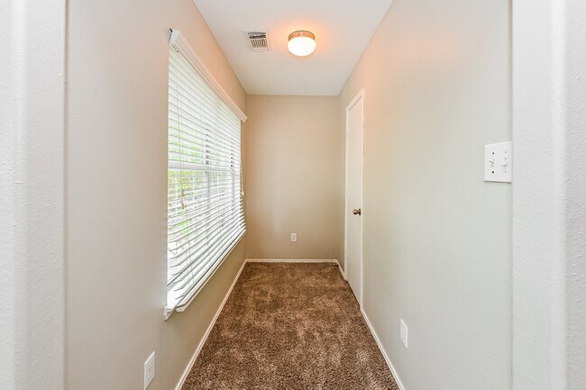 Building Photo - 4435 Sprangletop Ave