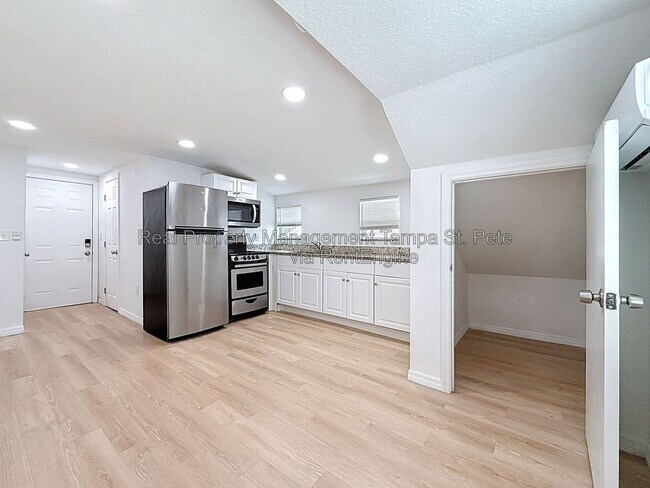 Building Photo - 618 17th Ave S