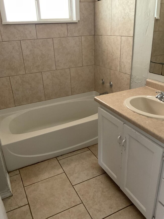 Building Photo - Three or Four Bedroom