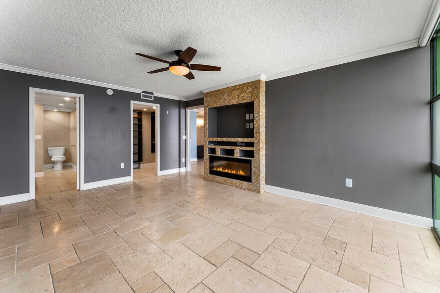 Building Photo - 2200 Ocean Dr S