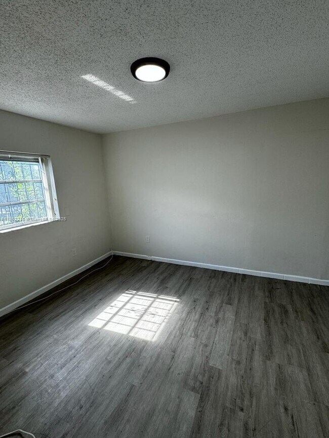 Building Photo - 2734 SW 30th Ct