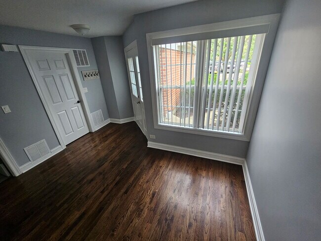 Building Photo - 1414 Hampshire Ct