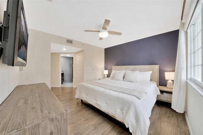 Building Photo - 2005 SE 10th Ave