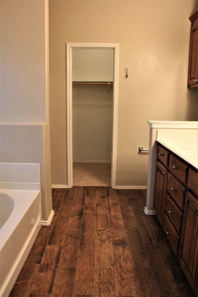 Building Photo - Beautiful Home in Twin Mills close to Bail...