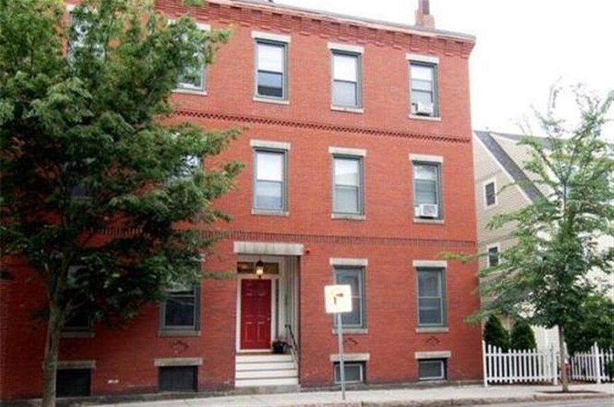 Building Photo - 268 River St