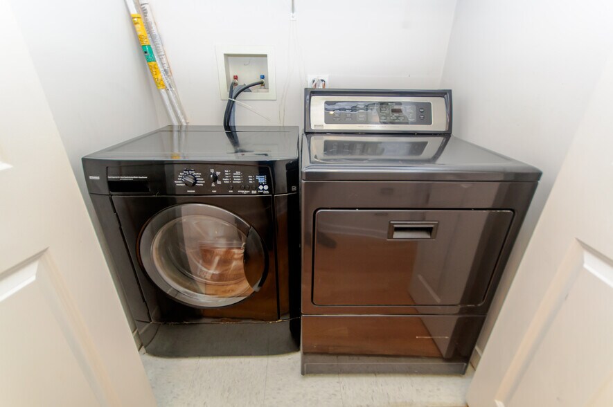 Building Photo - 1344 W Grenshaw St