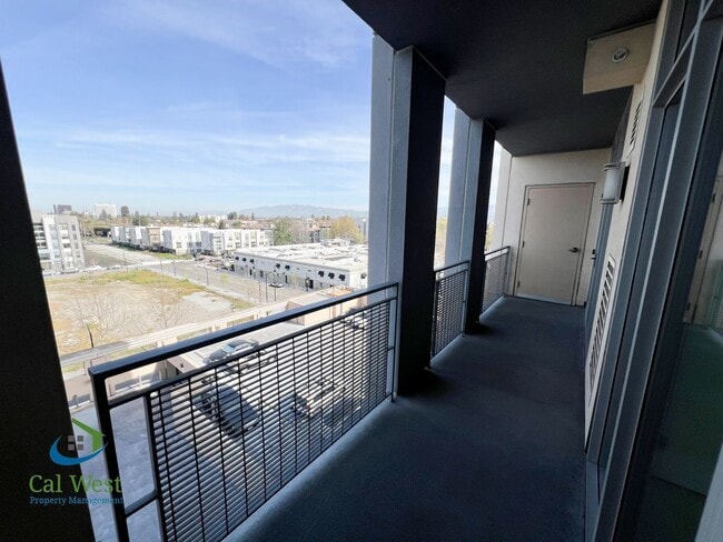 Building Photo - $2595 - 7th Floor 1 Bd/1 Ba Executive Condo in Beautiful Luxury Complex/City Heights