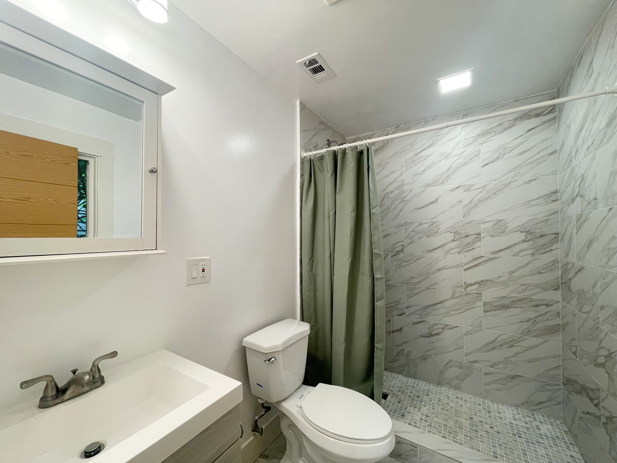 Building Photo - 2414 Effie St