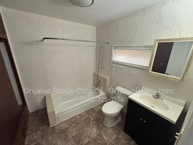 Building Photo - 2020 N Madelyn Ave