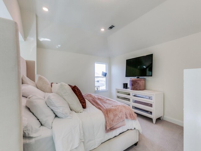 Building Photo - 337 Gleneagles Dr