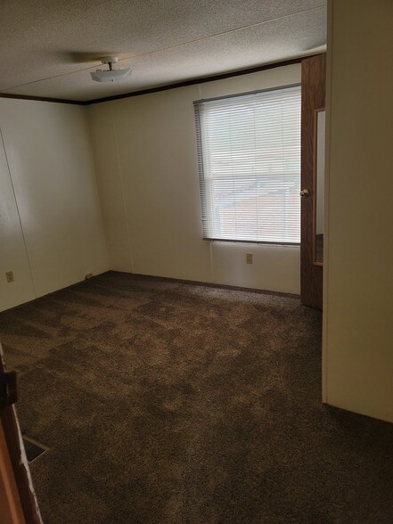 Building Photo - 413 Miller St