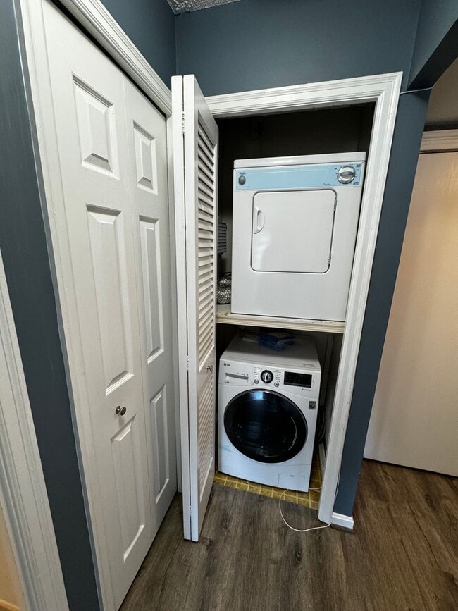 Building Photo - Urban Living at Its Finest: Spacious 2BR, 2BA Condo in Courthouse