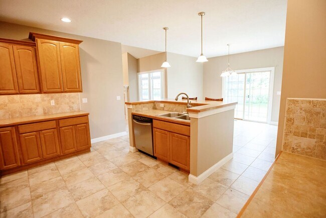 Building Photo - 3 Bed (with 4th bed potential downstairs),...