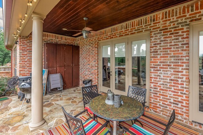 Building Photo - Beautiful Home on the Red River....
