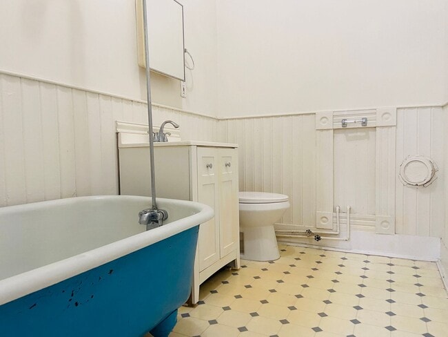 Building Photo - 1 Bedroom, 1 Bathroom Apartment in Greensboro!