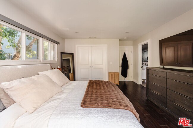 Building Photo - 5940 Matilija Ave