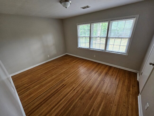 Building Photo - Massive 4BR/3BA Memphis Rental | Brick Fireplace & Built-Ins | Fenced Yard!