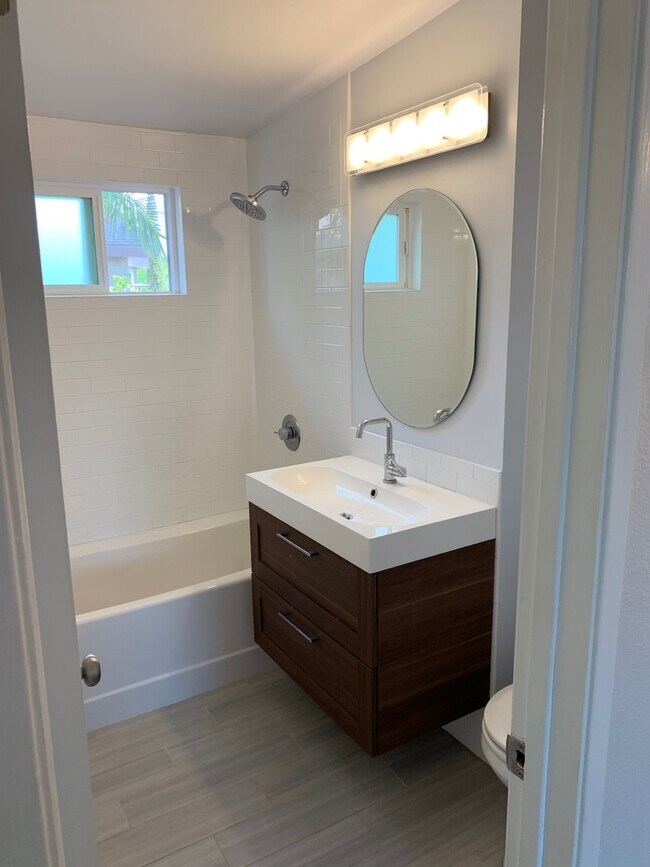 Building Photo - Beautifully Remodeled 3 Bedroom 2 Bath Hom...