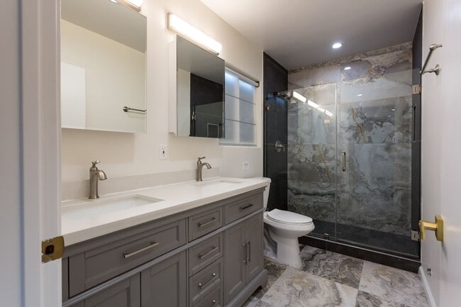 Building Photo - 4138 Middlesex Dr