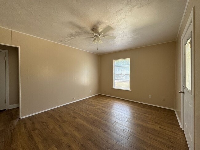 Building Photo - Single Family Home *LEASING SPECIAL AVAILA...