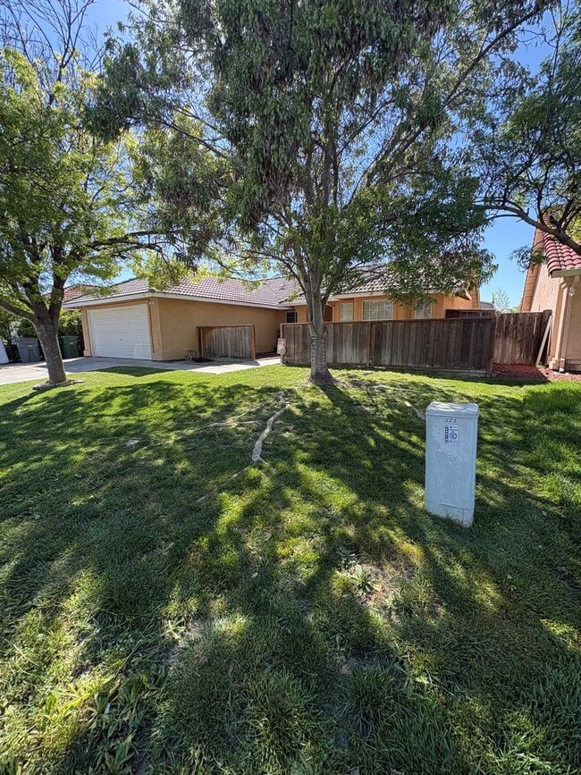 Building Photo - AVAILABLE NOW– Beautiful & Spacious 4 Bedroom Home!