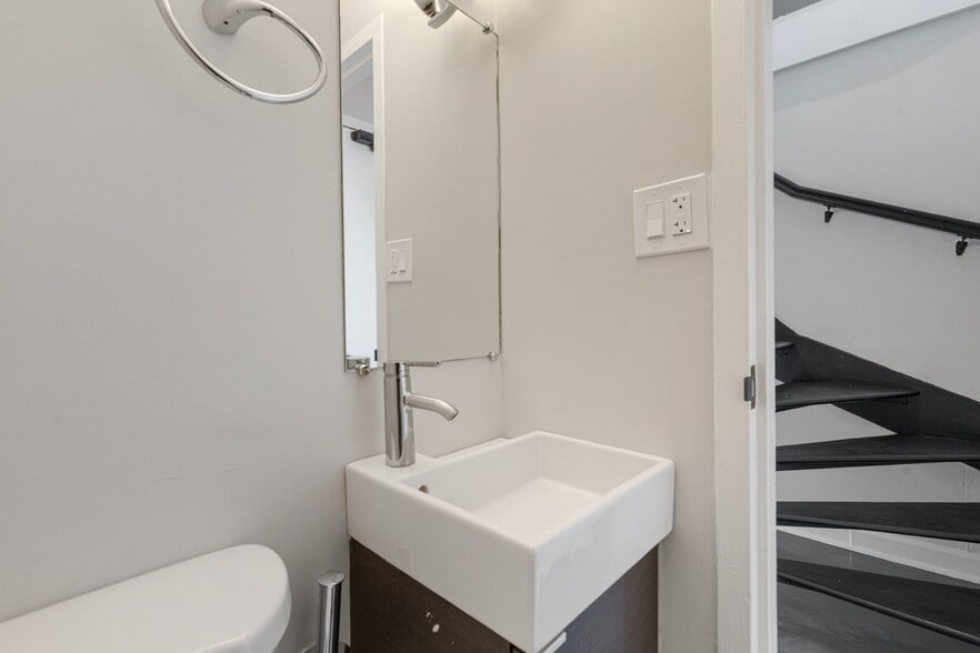 Building Photo - 6166 N Sheridan Rd